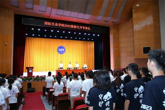 全体起立,奏唱国歌 全体起立,奏唱国歌