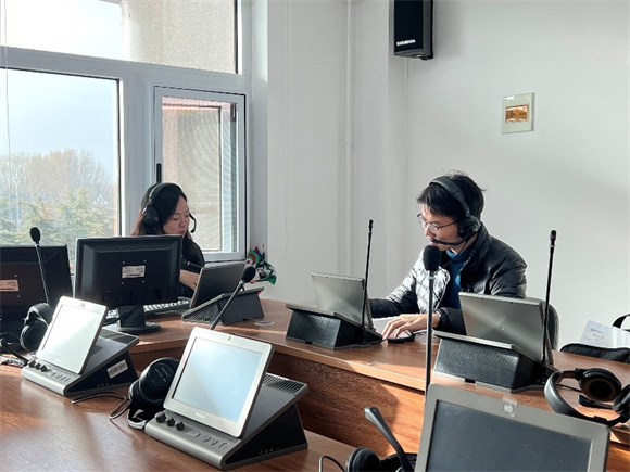 高海生与指导教师在进行口译训练 高海生与指导教师在进行口译训练