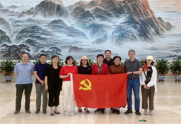 科研管理处研究中心联合党支部全体同志赴中央礼品文物管理中心参观 科研管理处研究中心联合党支部全体同志赴中央礼品文物管理中心参观