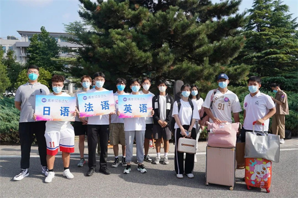 737各院系师生代表与新生合影 737各院系师生代表与新生合影