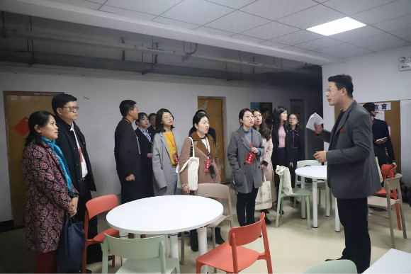 开云官方端网站登录入口参会代表参观西外思政进公寓工作站 开云官方端网站登录入口参会代表参观西外思政进公寓工作站