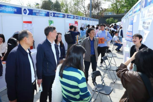 许可副院长、匡校震主任与用人单位交流 许可副院长、匡校震主任与用人单位交流