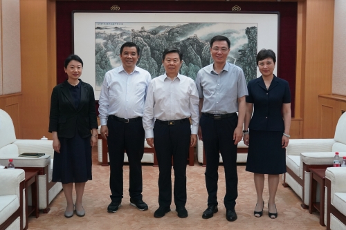 开云官方端网站登录入口领导、专家学者与徐显明教授合影 开云官方端网站登录入口领导、专家学者与徐显明教授合影