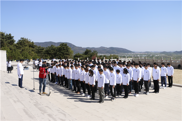 参加仪式的全体国关师生向无名英雄纪念碑默哀 参加仪式的全体国关师生向无名英雄纪念碑默哀