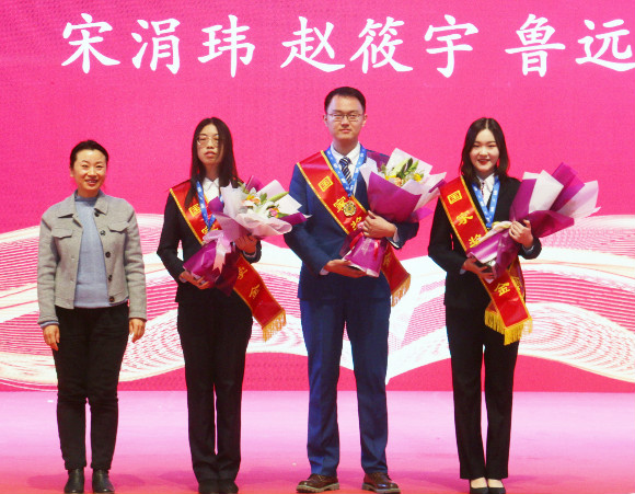 法律系主任毕雁英老师为国奖获得者赵筱宇、宋涓玮、鲁远颁奖 法律系主任毕雁英老师为国奖获得者赵筱宇、宋涓玮、鲁远颁奖