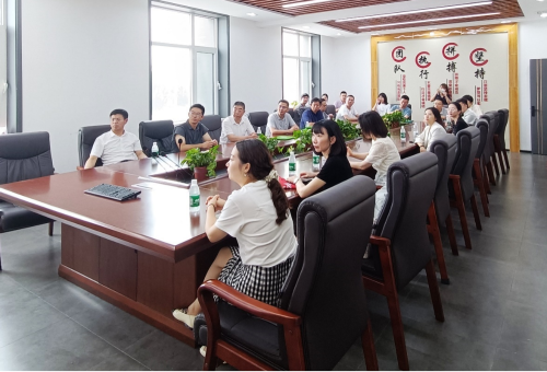 实践团与巅峰集团开展调研交流 实践团与巅峰集团开展调研交流