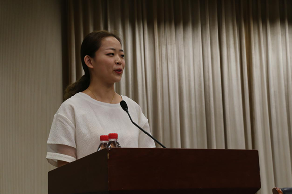 法律系吴津弘同学代表全体学生进行发言 法律系吴津弘同学代表全体学生进行发言