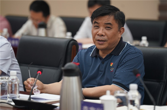 党委书记韦春江为培训班学员讲党课 党委书记韦春江为培训班学员讲党课