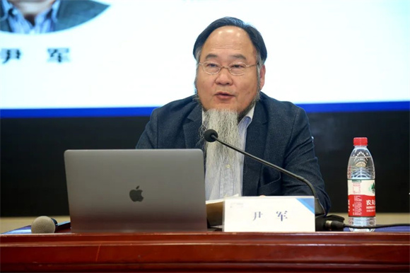 尹军参赞作专题讲座 尹军参赞作专题讲座