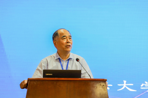 17蔡拓教授进行主旨演讲 17蔡拓教授进行主旨演讲