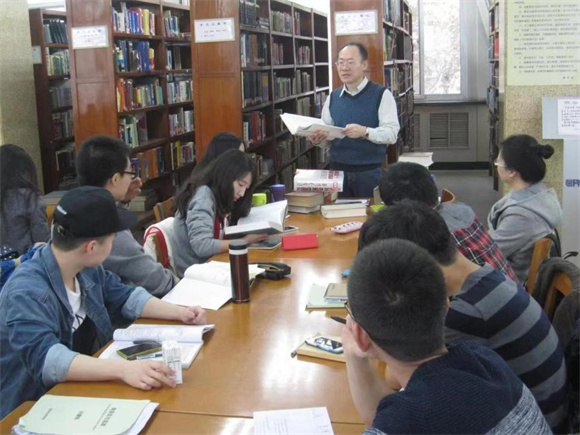 外语学院英语系主任王文华教授在授课 外语学院英语系主任王文华教授在授课
