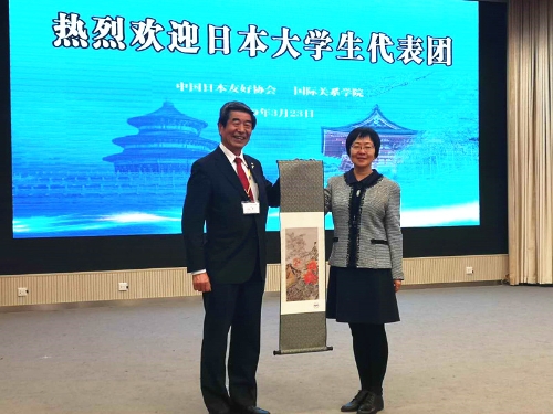 吴慧副校长向永田哲二团长赠送礼物 吴慧副校长向永田哲二团长赠送礼物