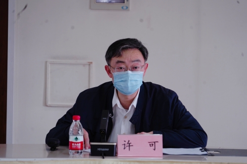 2 学院疫情防控专班负责人、副院长许可主持会议并发表动员讲话 2 学院疫情防控专班负责人、副院长许可主持会议并发表动员讲话
