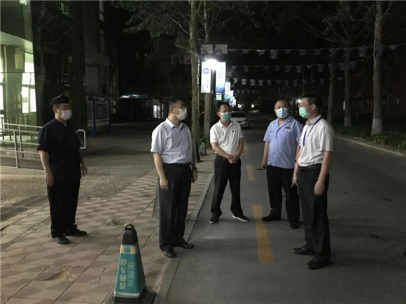 6月16日凌晨3点,海淀区副区长张若冰同志带队到开云官方端网站登录入口检查食堂等区域消杀工作 6月16日凌晨3点,海淀区副区长张若冰同志带队到开云官方端网站登录入口检查食堂等区域消杀工作