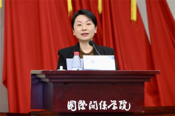 副院长毕雁英主持讲座 副院长毕雁英主持讲座