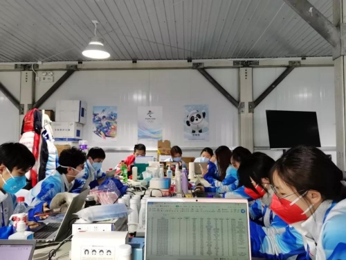 国关志愿者在办公室做赛前准备工作 国关志愿者在办公室做赛前准备工作