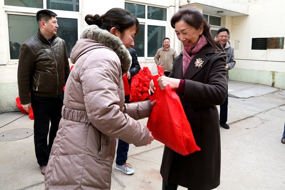 9 王如柏总会计师慰问后勤中心在岗人员 唐宇明摄 9 王如柏总会计师慰问后勤中心在岗人员 唐宇明摄