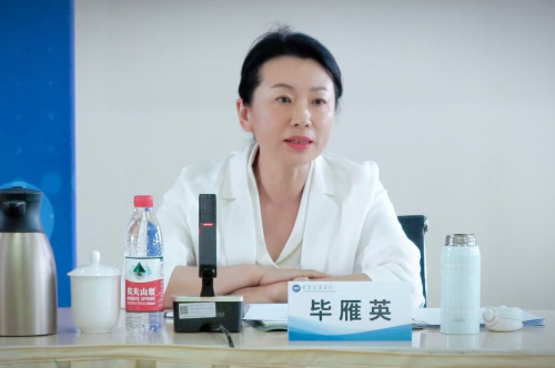 毕雁英副院长作开场讲话 毕雁英副院长作开场讲话