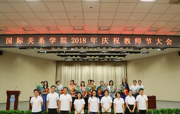 部分获奖教师与新入职教师合影 部分获奖教师与新入职教师合影