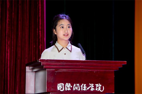 经济金融学院江俊谊同学作为学生代表进行发言 经济金融学院江俊谊同学作为学生代表进行发言