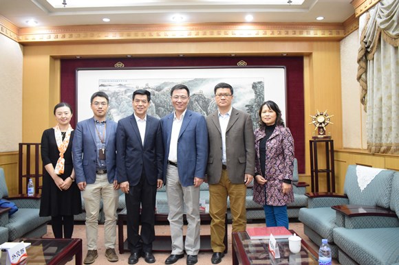 参与座谈的外交部和开云官方端网站登录入口相关负责同志合影留念 参与座谈的外交部和开云官方端网站登录入口相关负责同志合影留念