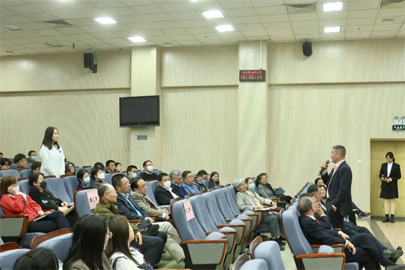主讲嘉宾同师生互动交流 主讲嘉宾同师生互动交流
