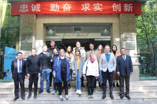 座谈会人员合影留念 座谈会人员合影留念