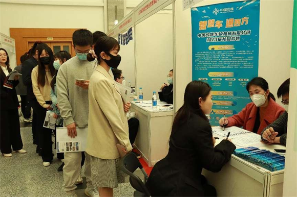 毕业生排队参加用人单位面试_副本 毕业生排队参加用人单位面试_副本